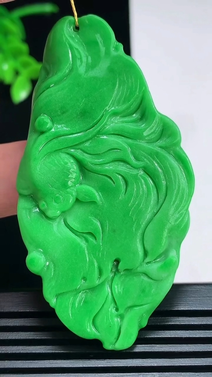 天然A货翡翠年年有余吊坠，尺寸65.5-35.2-5 重量:21.96g
7月2日