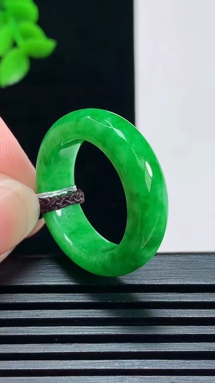 天然A货翡翠玉指环 戒指，尺寸18-6.2-4 重量:5.39g2026年7月2日
工厂直销收藏佳品