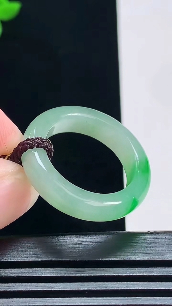 天然A货翡翠玉指环 戒指，尺寸18.5-5.2-3.5 重量:4.39g2026年7月2日
工厂直销收藏佳品,种好水足，色泽均匀，有种有色，上手高大气！