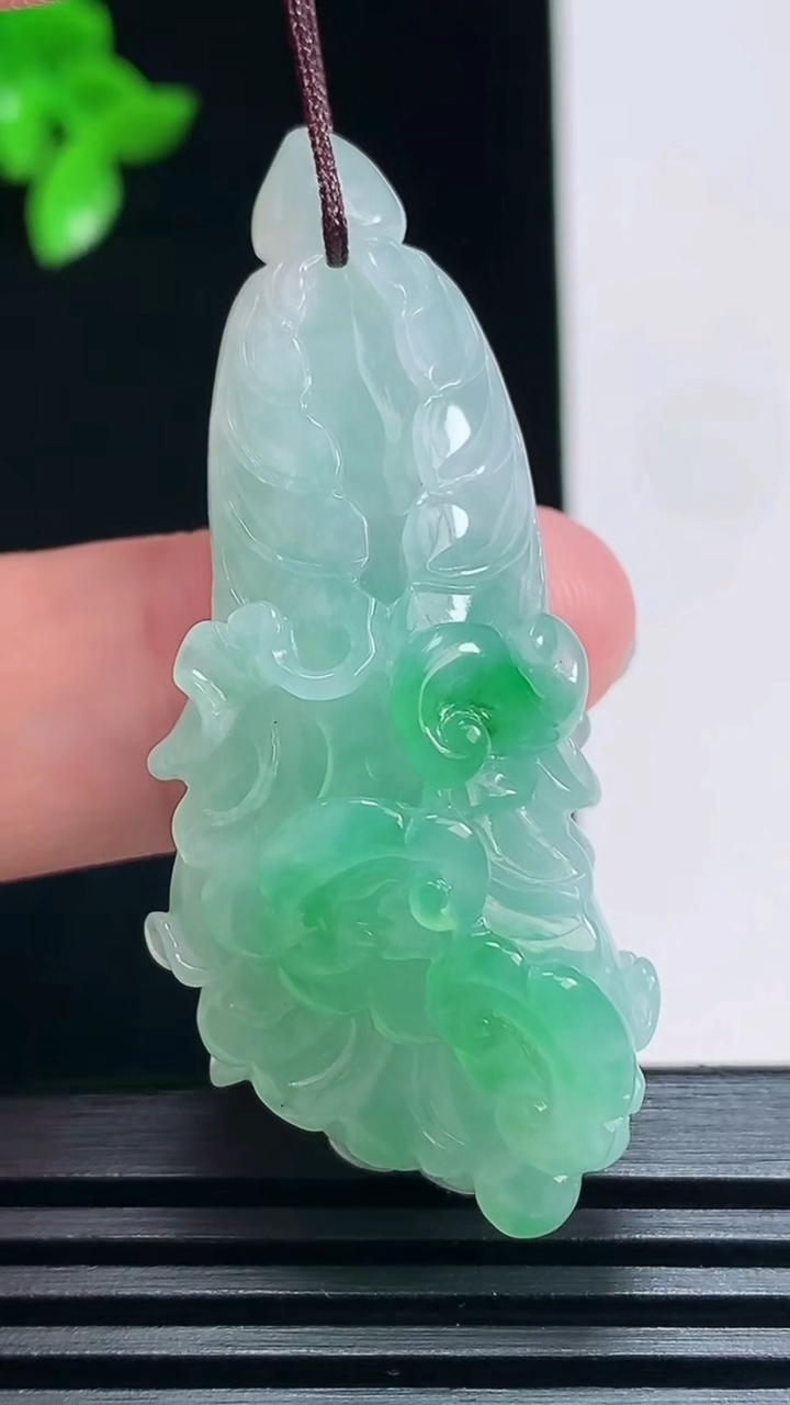 天然A货翡翠白菜吊坠，尺寸49.5-20.6-16 重量:17.67g
7月2日
