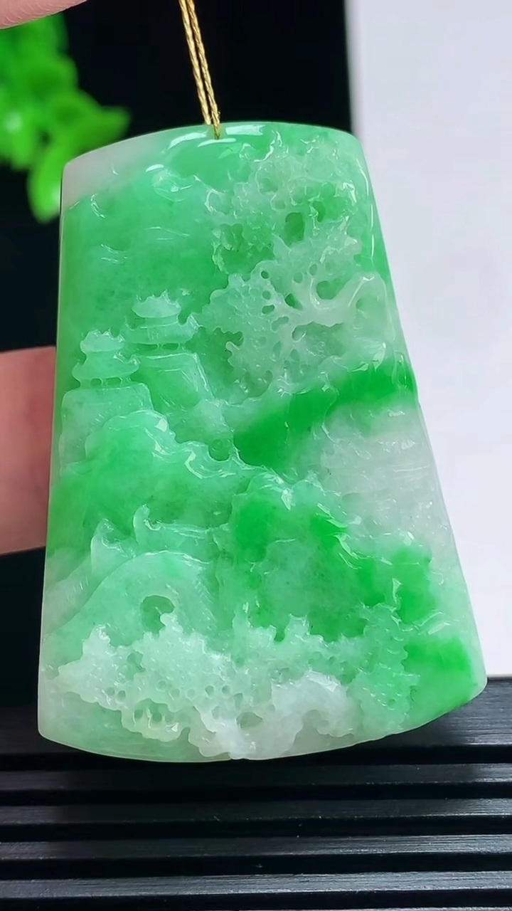 天然A货翡翠山水牌吊坠，尺寸45.5-32-7.5 重量:26.20g
7月2日