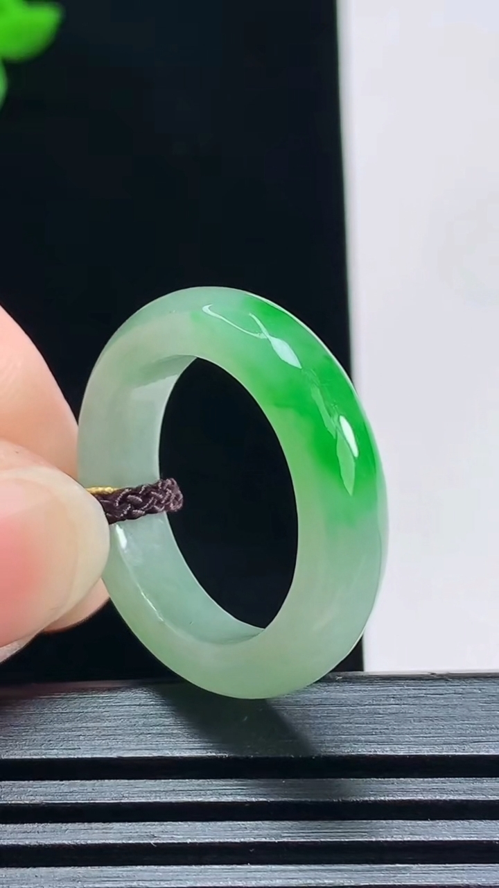 天然A货翡翠玉指环 戒指，尺寸18.5-5.2-3.5 重量:4.39g2026年7月2日
工厂直销收藏佳品,种好水足，色泽均匀，有种有色，上手高大气！