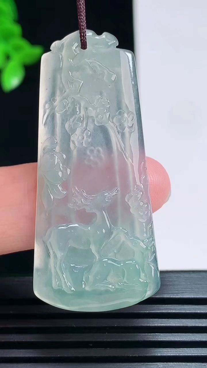 天然A货翡翠梅花鹿吊坠，尺寸47-21.5-3.8 重量:7.36g
7月2日