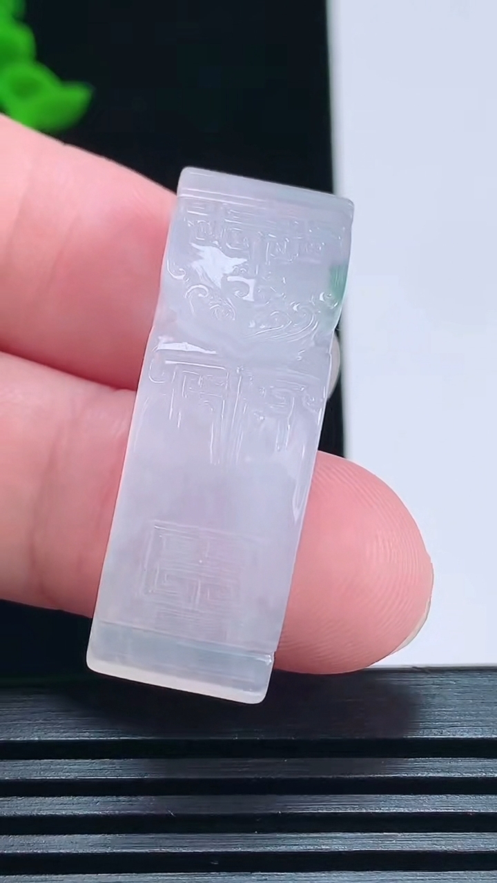 天然A货翡翠冰种飘花仿古无事牌手牌，尺寸38-13-10 重量:9.28g
7月2日