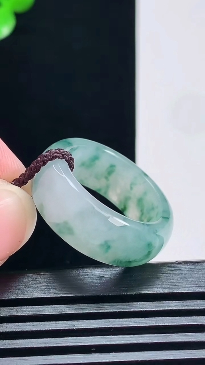 天然A货翡翠冰种飘花玉指环 戒指，尺寸19.8-9-3.5 重量:7.16g2026年7月2日
工厂直销收藏佳品,种好水足，色泽均匀，有种有色，上手高大气！