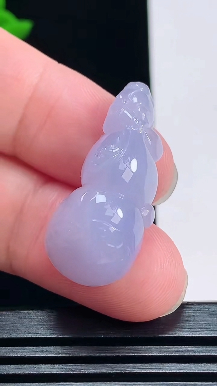 天然A货翡翠紫罗兰葫芦吊坠，尺寸32.5-14.5-9.5 重量:7.00g
7月2日