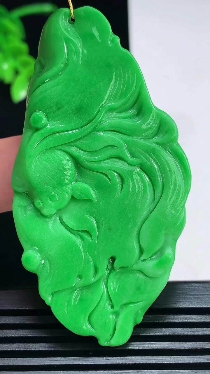 天然A货翡翠年年有余吊坠，尺寸65.5-35.2-5 重量:21.96g
7月2日