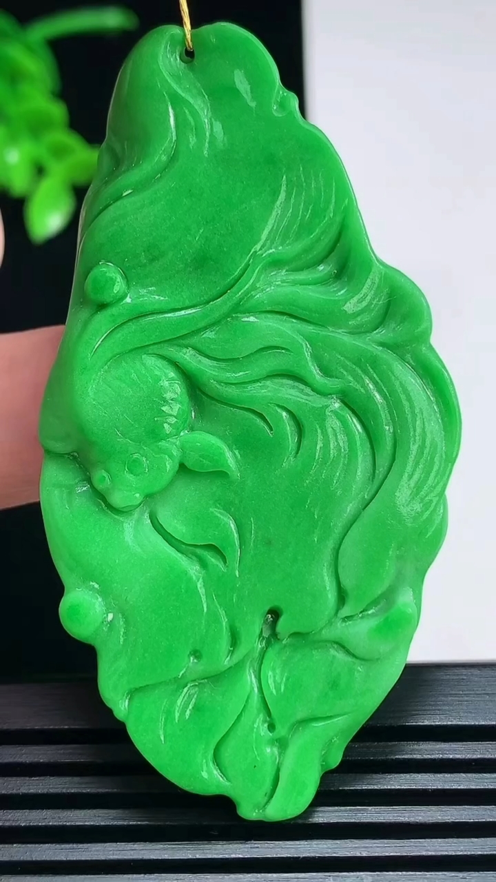 天然A货翡翠年年有余吊坠，尺寸65.5-35.2-5 重量:21.96g
7月2日