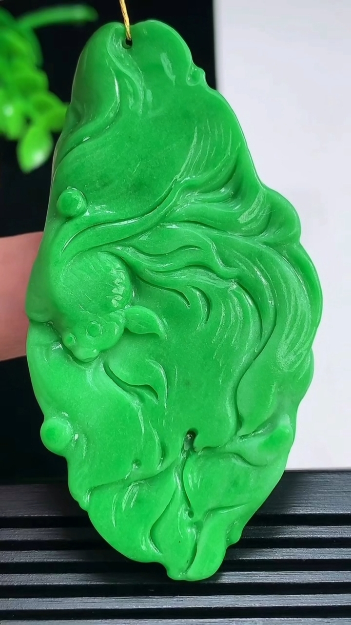 天然A货翡翠年年有余吊坠，尺寸65.5-35.2-5 重量:21.96g
7月2日