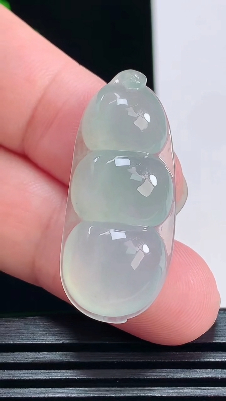 天然A货翡翠福豆吊坠，尺寸37-16-7.8 重量:7.37g
7月2日