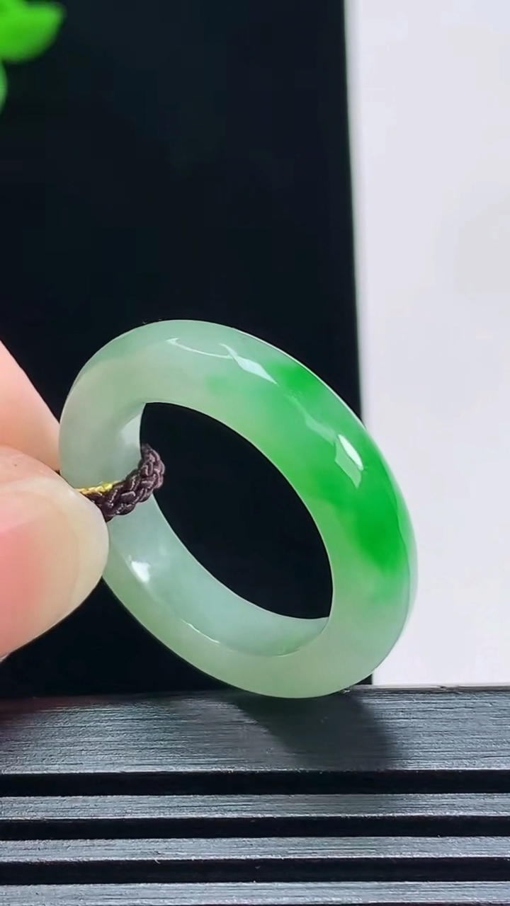 天然A货翡翠玉指环 戒指，尺寸18.5-5.2-3.5 重量:4.39g2026年7月2日
工厂直销收藏佳品,种好水足，色泽均匀，有种有色，上手高大气！
