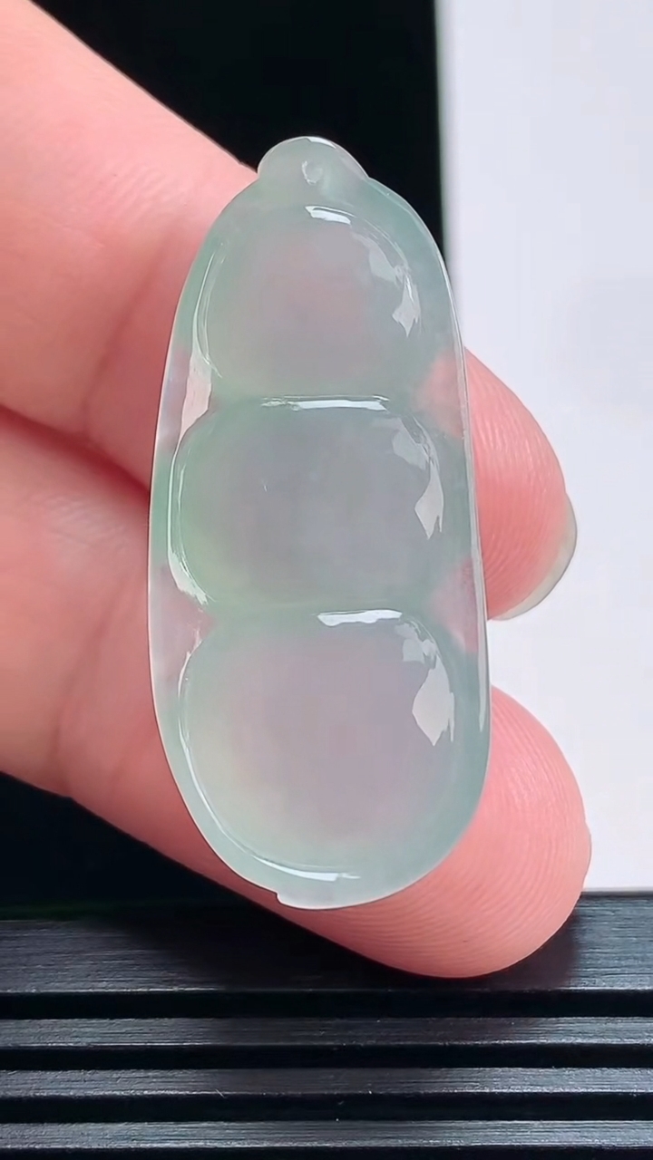 天然A货翡翠福豆吊坠，尺寸37-16-7.8 重量:7.37g
7月2日