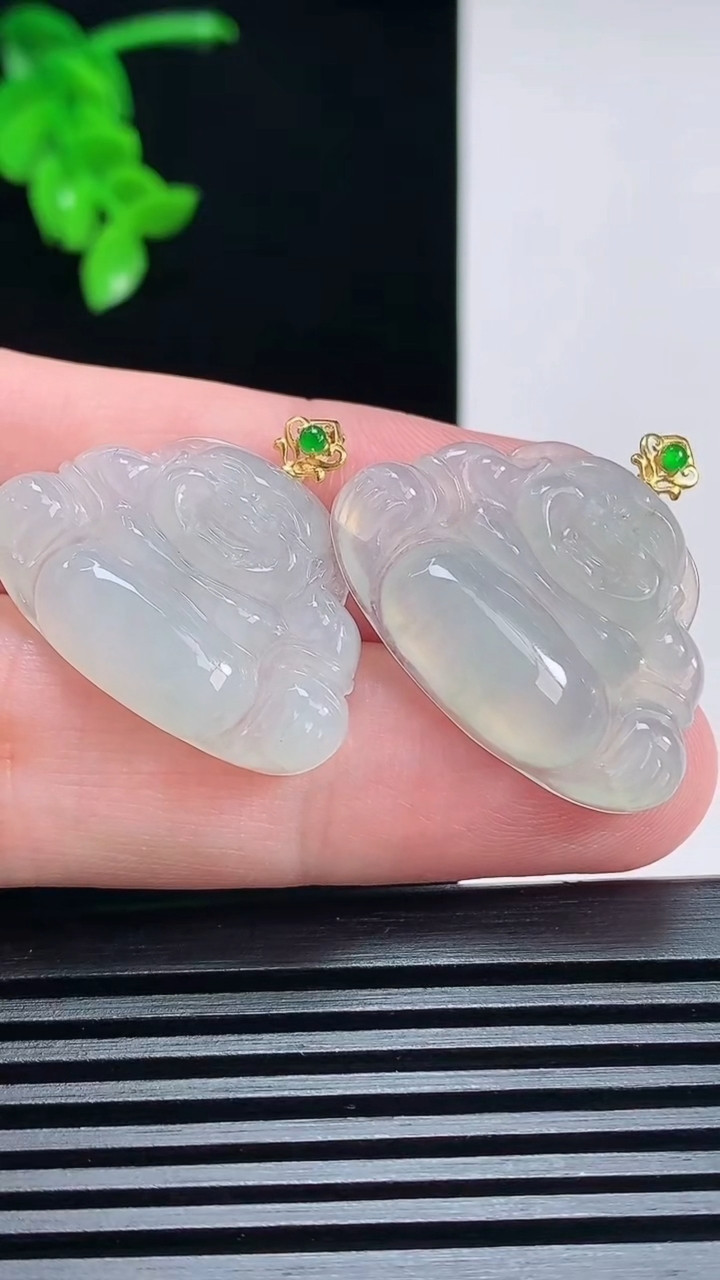 天然A货翡翠佛公吊坠一对，尺寸20.5-29-5 重量:8.62g
7月2日