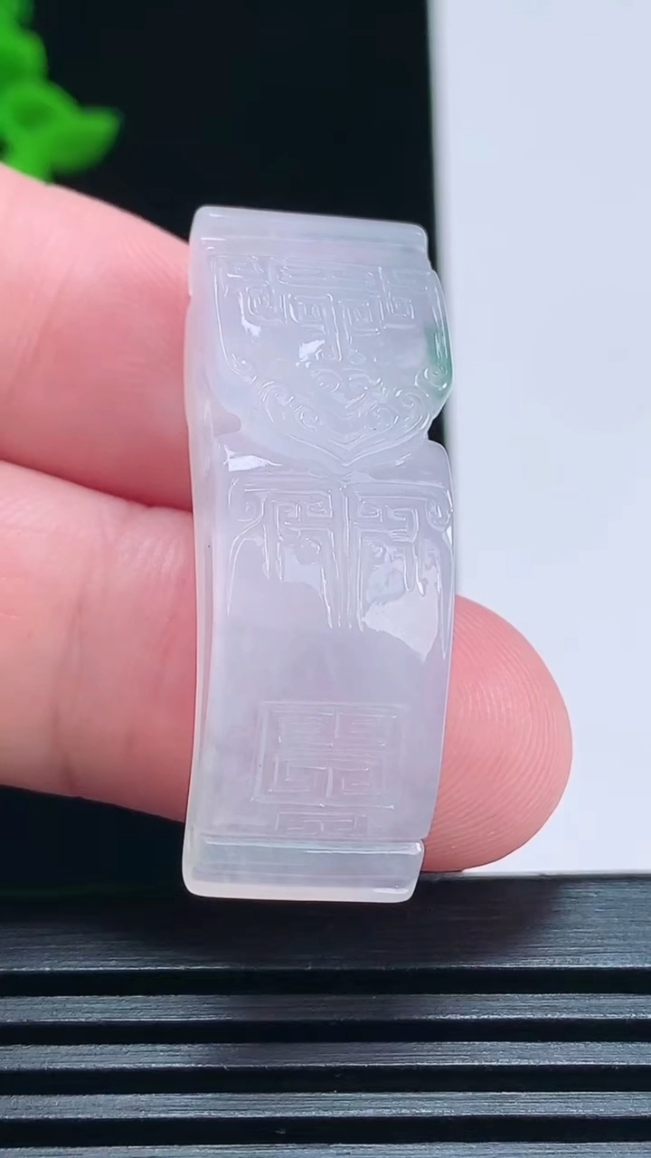 天然A货翡翠冰种飘花仿古无事牌手牌，尺寸38-13-10 重量:9.28g
7月2日