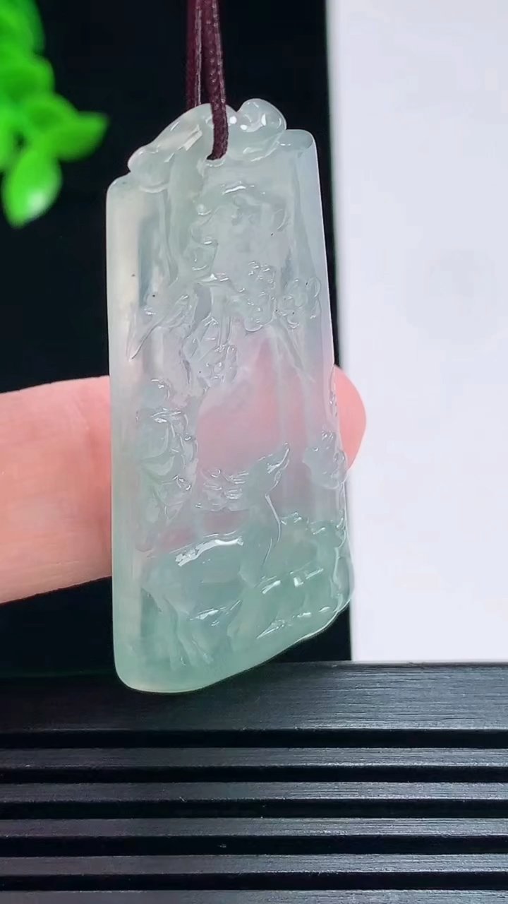 天然A货翡翠梅花鹿吊坠，尺寸47-21.5-3.8 重量:7.36g
7月2日