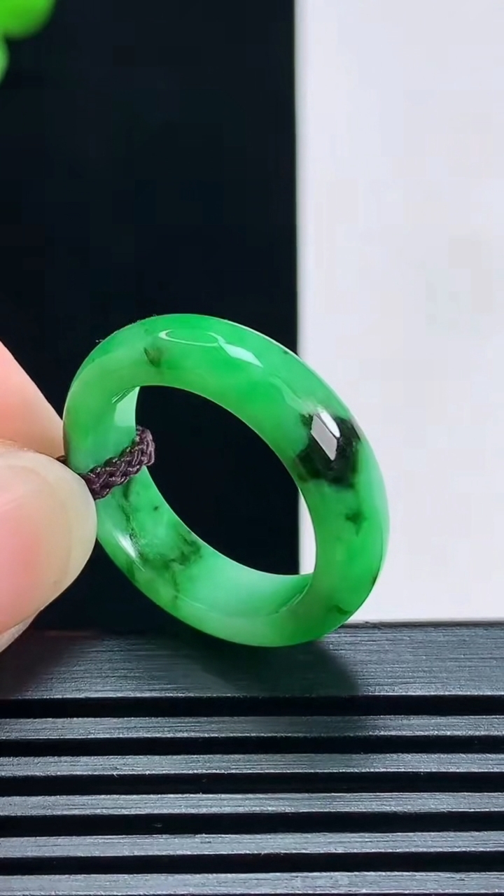 天然A货翡翠玉指环 戒指，尺寸19-6-3.2 重量:4.23g2026年7月2日
工厂直销收藏佳品,种好水足，色泽均匀，有种有色，上手高大气！