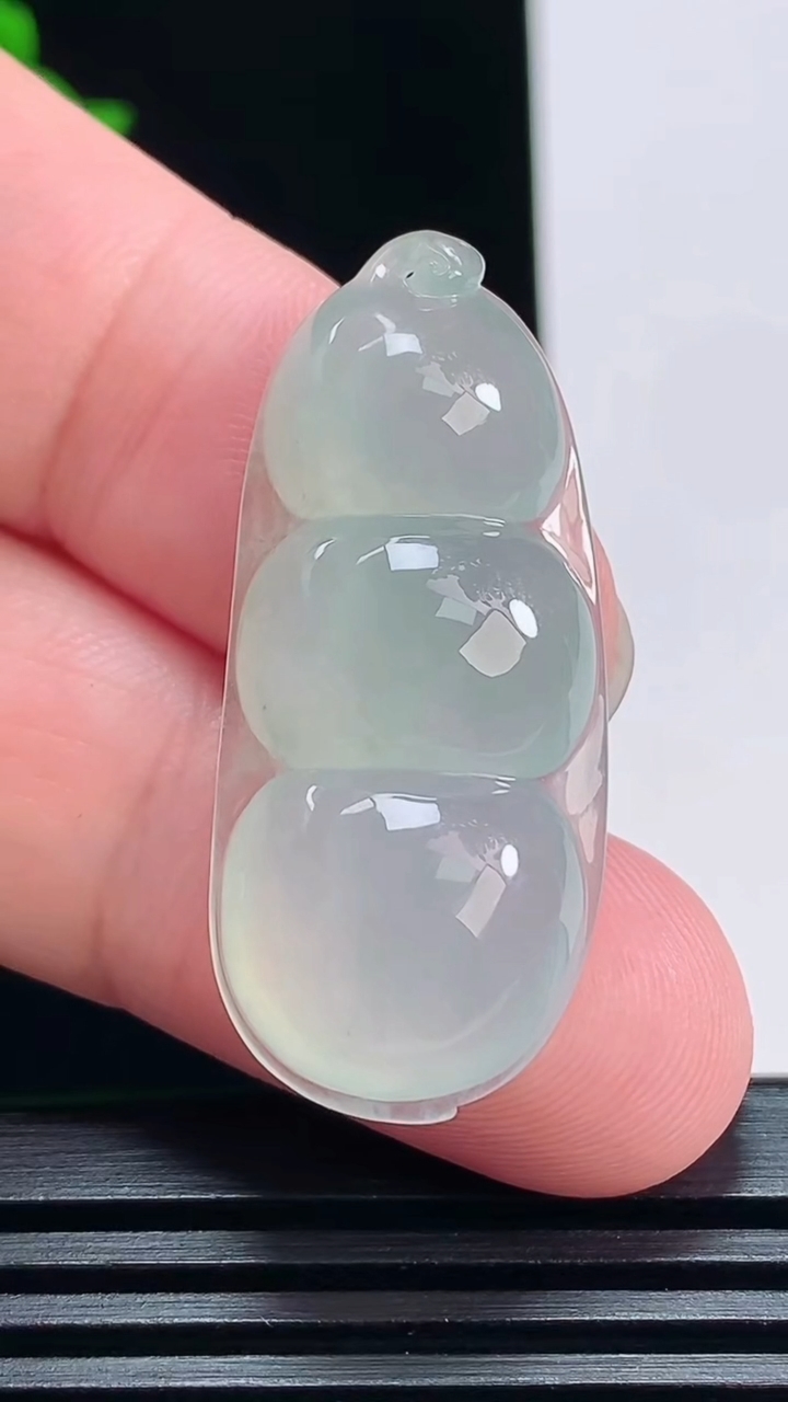 天然A货翡翠福豆吊坠，尺寸37-16-7.8 重量:7.37g
7月2日