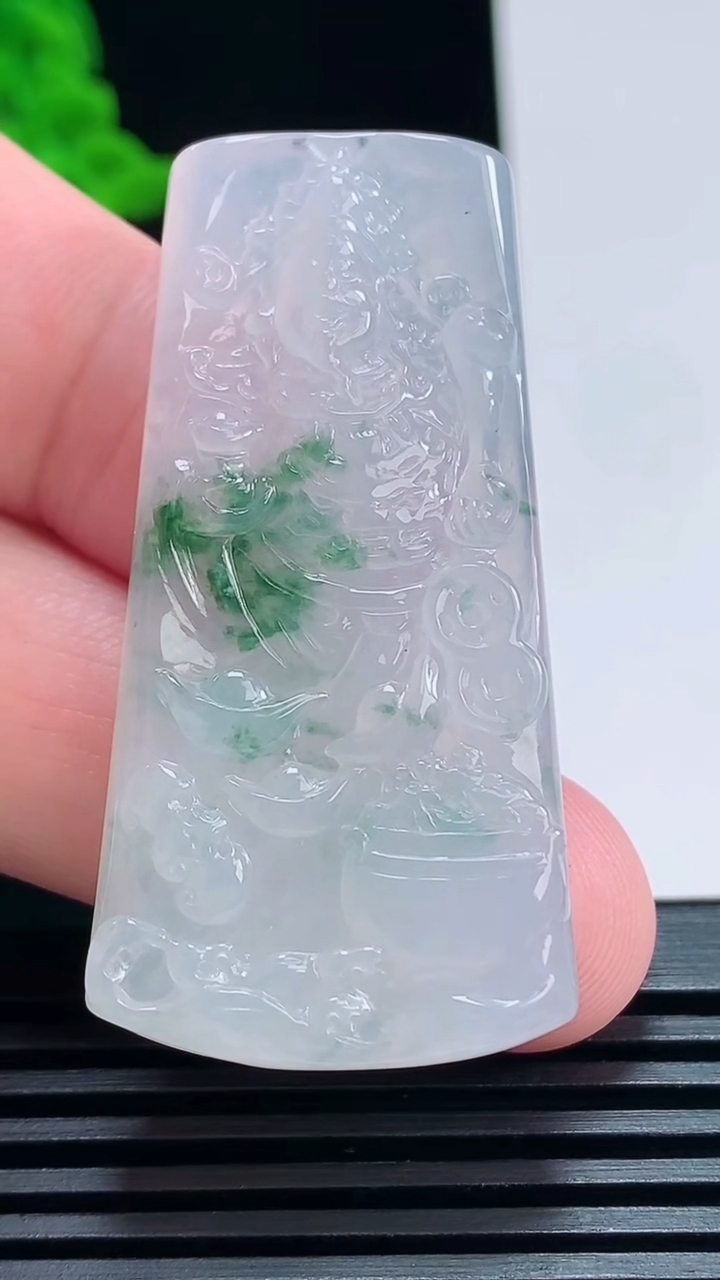 天然A货翡翠冰种飘花财神爷吊坠，尺寸48-25-5.8 重量:15.53g
7月2日