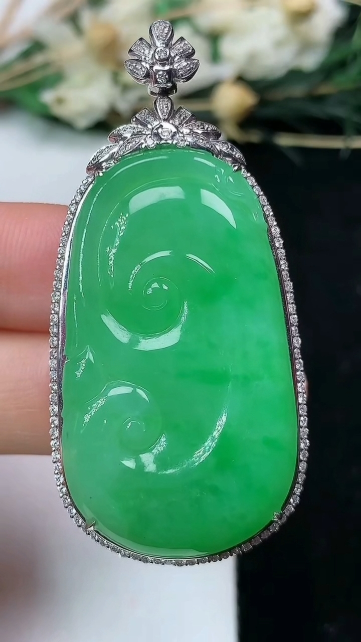 天然A货翡翠如意吊坠，尺寸51.9-24.5-7.9，裸石37.7-21.9，重量:12.51g
7
