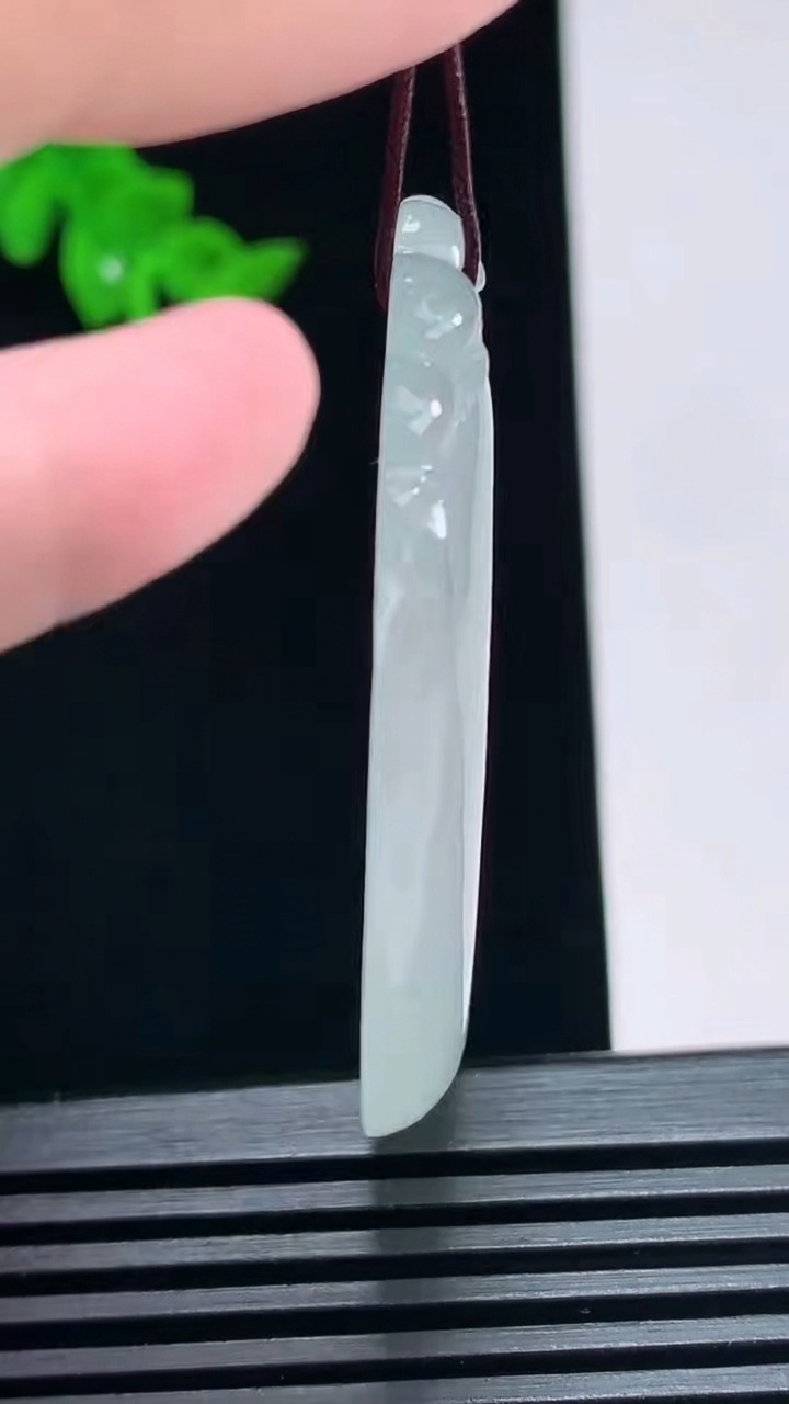 天然A货翡翠冰种飘花如意吊坠，尺寸49.5-37-5.2 重量:19.04g
7月3日