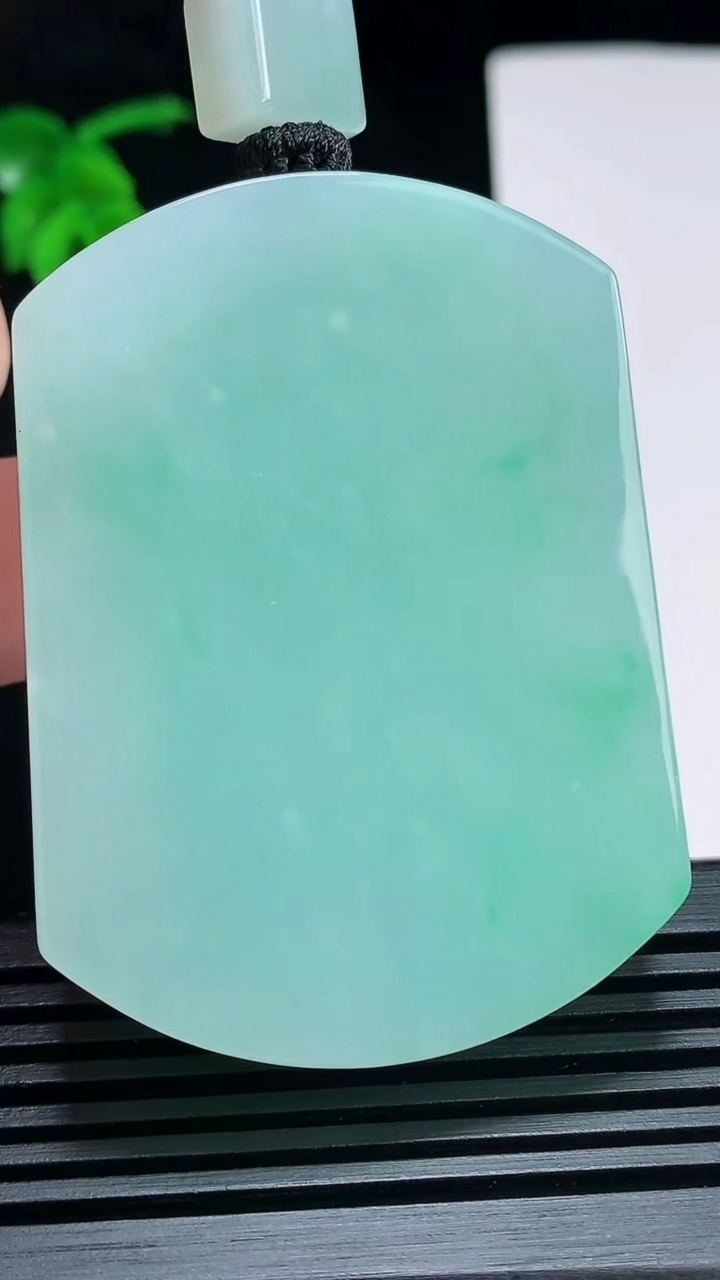 天然A货翡翠无事牌吊坠，尺寸56.6-41.6-9.8 重量:76.00g
7月3日