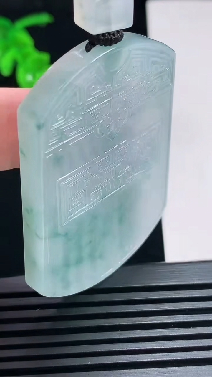 天然A货翡翠种飘花仿古无事牌吊坠，尺寸53.6-39-5.8 重量:38.07g
7月3日