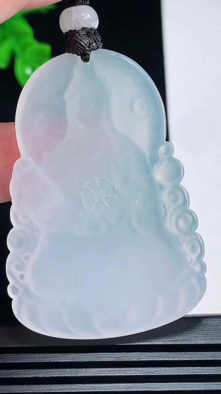 天然A货翡翠大势至菩萨吊坠，尺寸53-37-4.6 重量:26.17g
7月3日