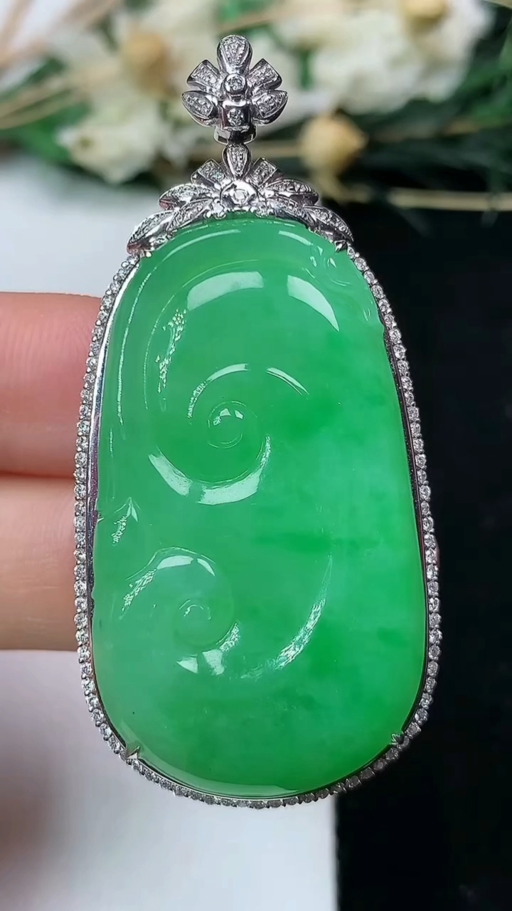 天然A货翡翠如意吊坠，尺寸51.9-24.5-7.9，裸石37.7-21.9，重量:12.51g
7