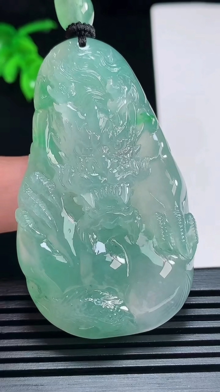 天然A货翡翠龙牌吊坠，尺寸61-36.6-11 重量:54.39g
7月3日
