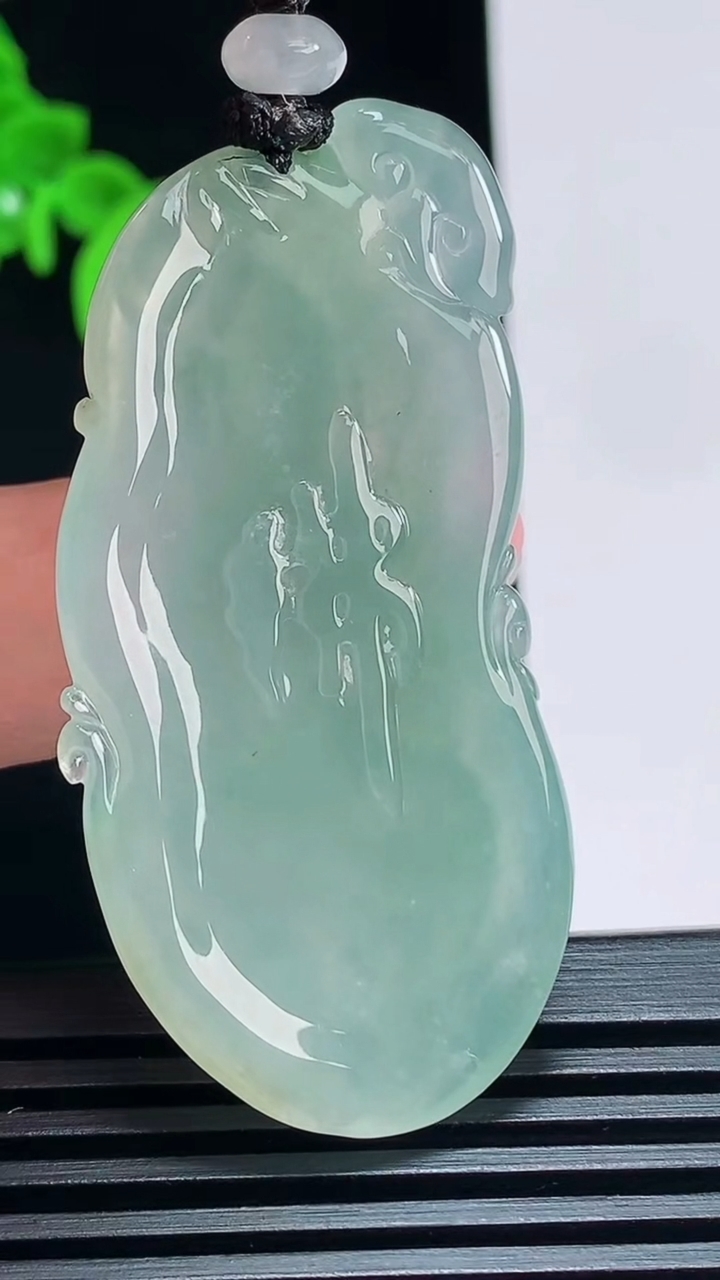 天然A货翡翠大势至菩萨吊坠，尺寸51.6-26-8.5 重量:20.47g
7月3日