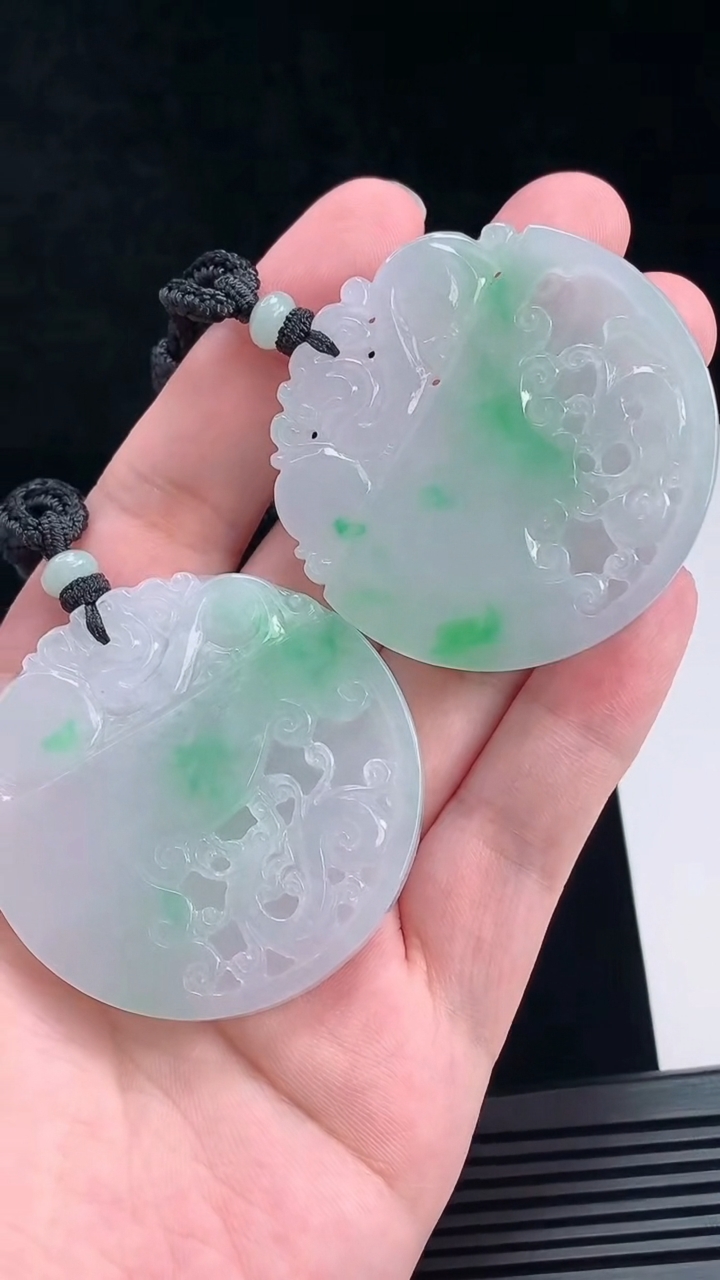 天然A货翡翠龙凤牌吊坠一对，尺寸50.6-51-5.5 重量:77.34g
7月3日