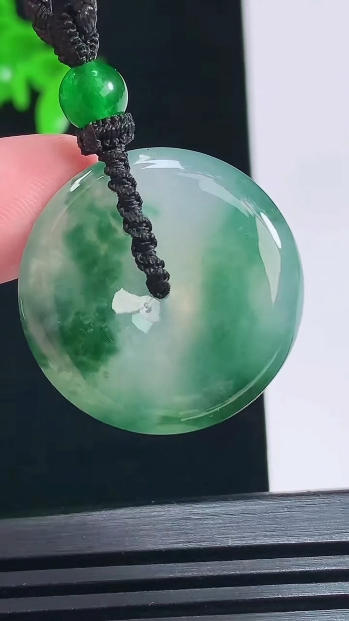 天然A货翡翠冰种飘花平安扣吊坠，尺寸26-5.5 重量:10.86g
7月3日