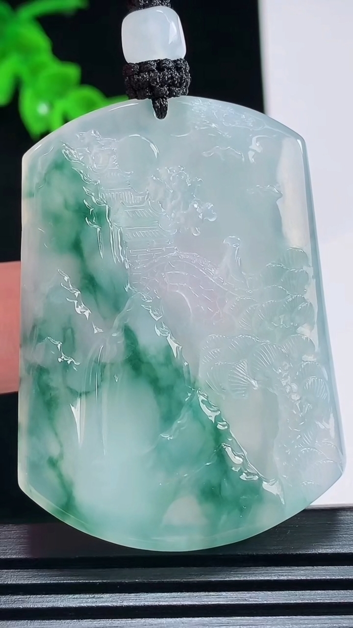 天然A货翡翠种飘花山水牌吊坠，尺寸50.5-37-6 重量:32.00g
7月3日