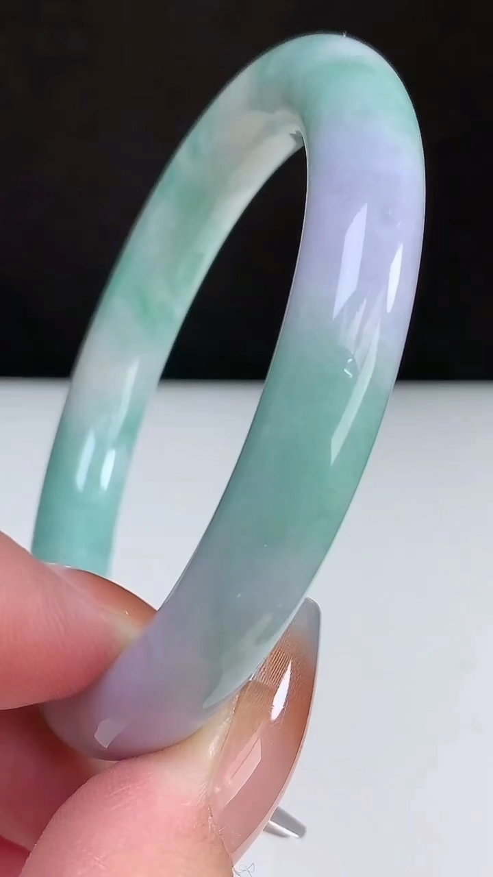 圈口55翡翠a货春彩彩圆条手镯尺寸55-10，重50.78g h2917月3日