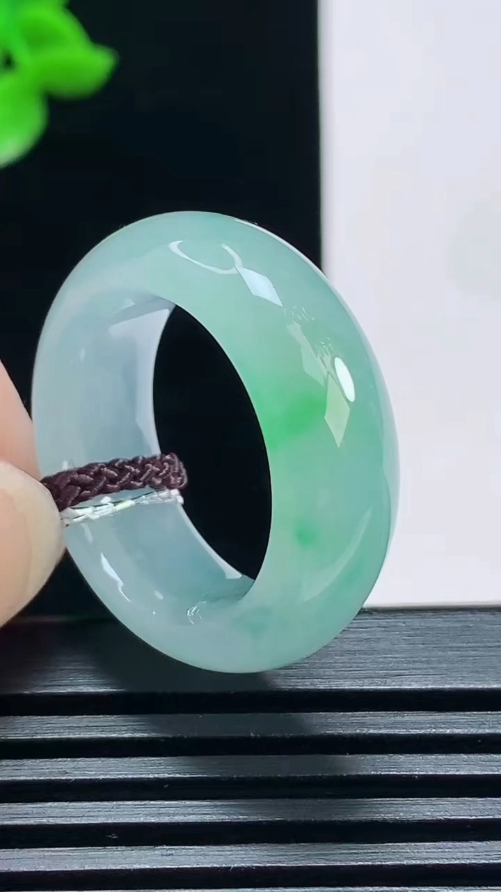 天然A货翡翠玉指环 戒指，尺寸18.5-8.2-4.5 重量:7.34g2026年7月3日
工厂直销