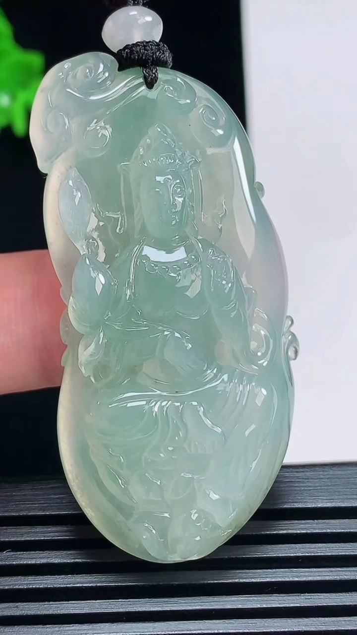 天然A货翡翠大势至菩萨吊坠，尺寸51.6-26-8.5 重量:20.47g
7月3日