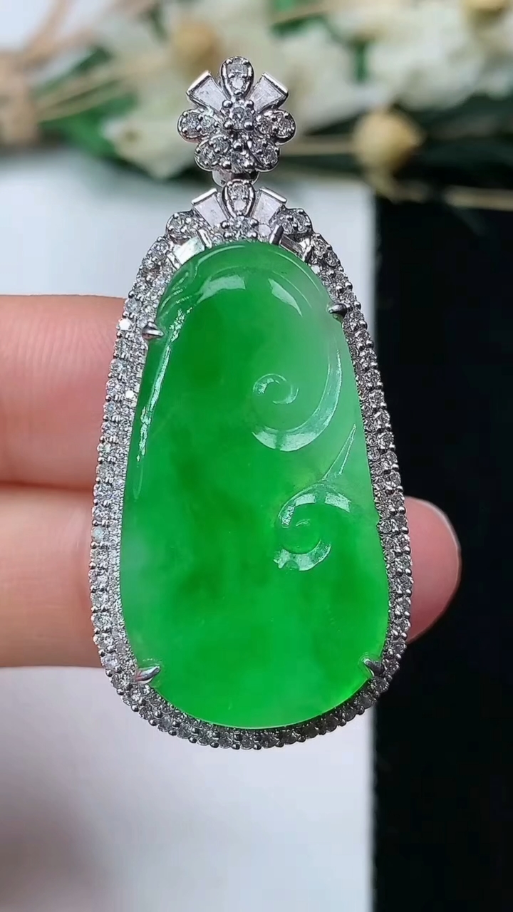 天然A货翡翠如意吊坠，尺寸42.7-20-9.6，裸石28.9-15.7，重量:10.28g
7月3