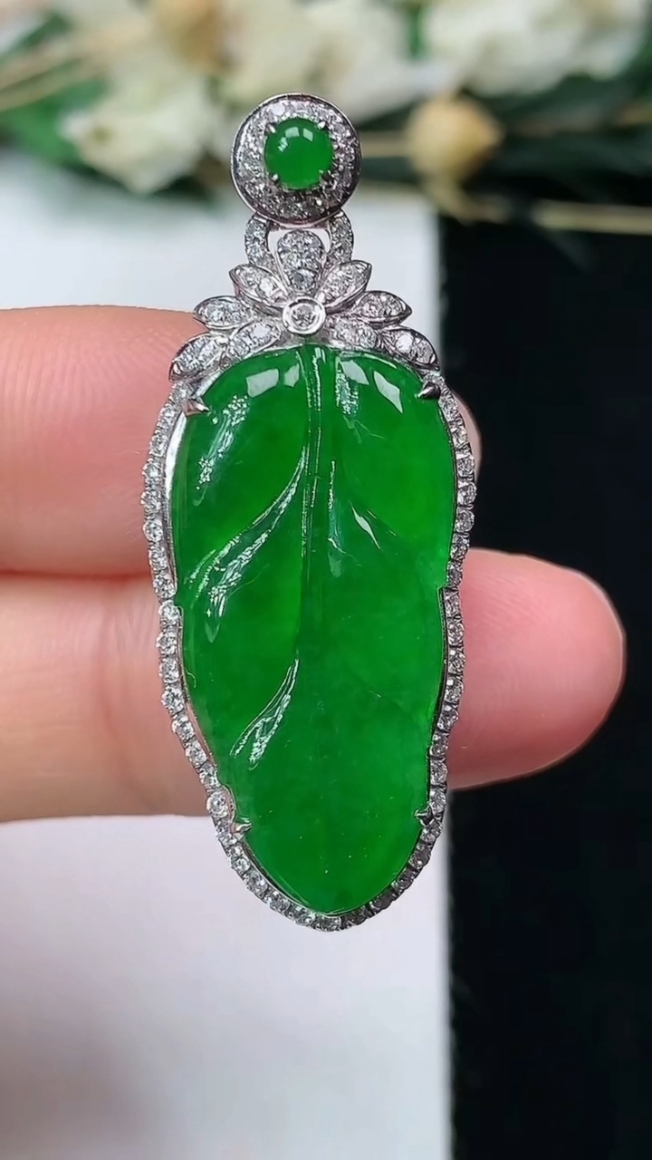天然A货翡翠金枝玉叶 叶子吊坠，尺寸38-15-8.8，裸石25-12.5，重量:7.86g
7月3