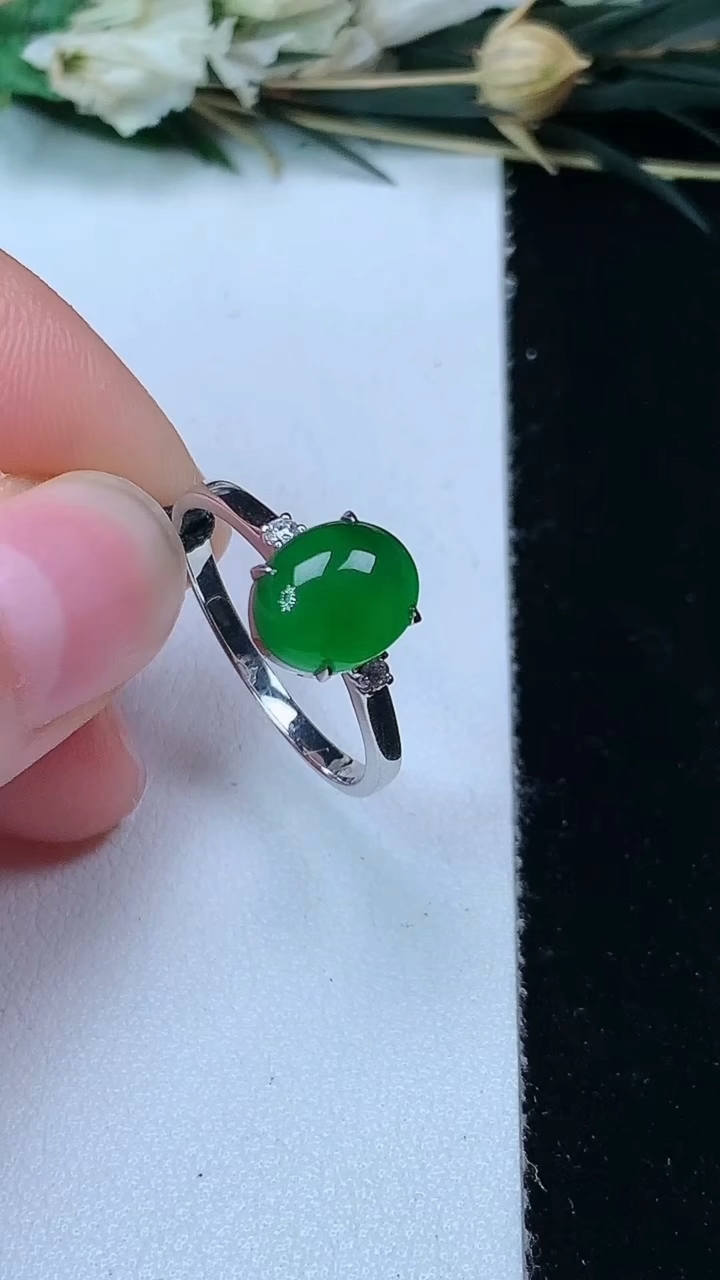 天然A货翡翠蛋面戒指，尺寸17-8.6-6.9，重量:2.14g2026年7月3日
工厂直销收藏佳品