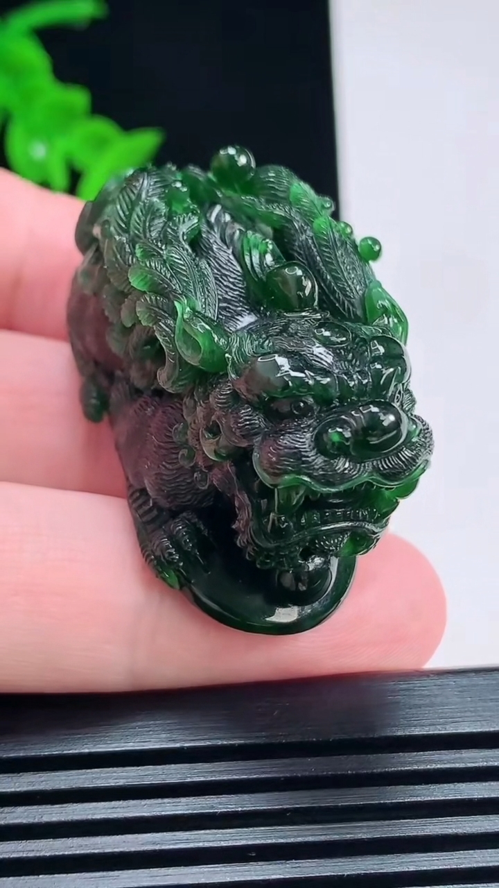 天然A货翡翠飞天貔貅吊坠，尺寸41.5-21-25 重量:39.76g
7月3日