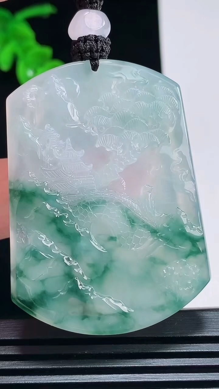 天然A货翡翠种飘花山水牌吊坠，尺寸50.5-37.6-5 重量:30.11g
7月3日