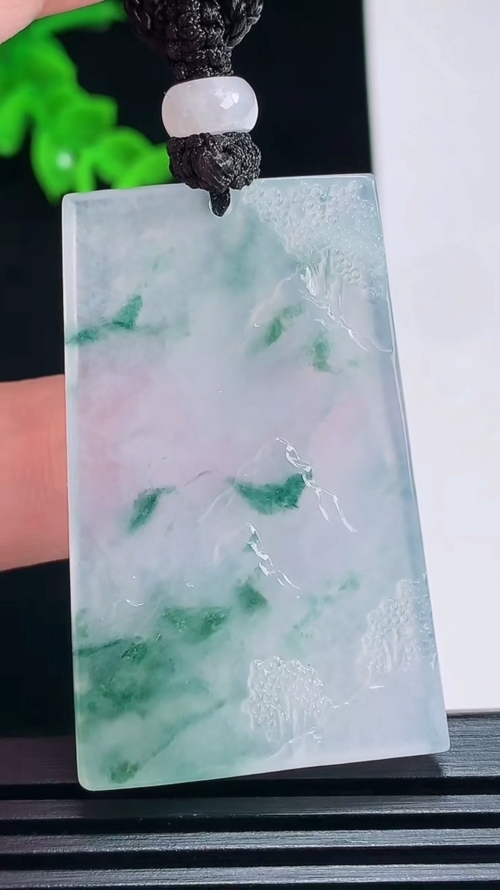 天然A货翡翠种飘花山水牌吊坠，尺寸47-30-5.8 重量:24.87g
7月3日