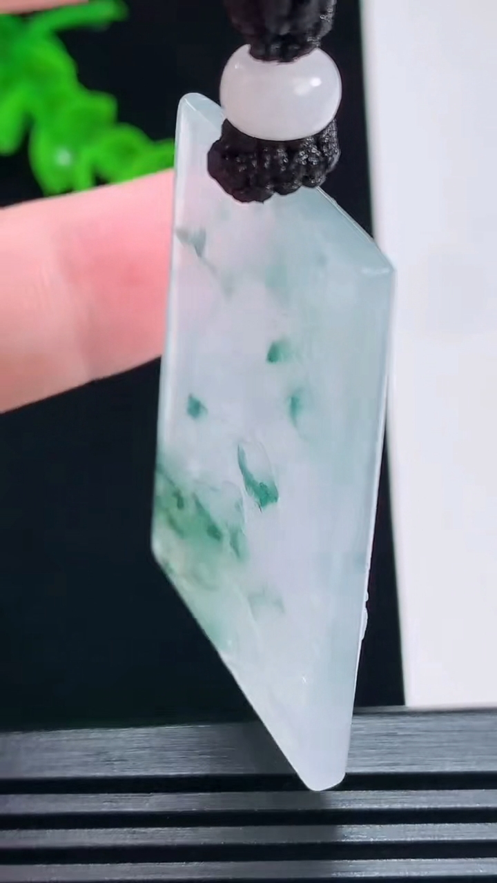 天然A货翡翠种飘花山水牌吊坠，尺寸47-30-5.8 重量:24.87g
7月3日