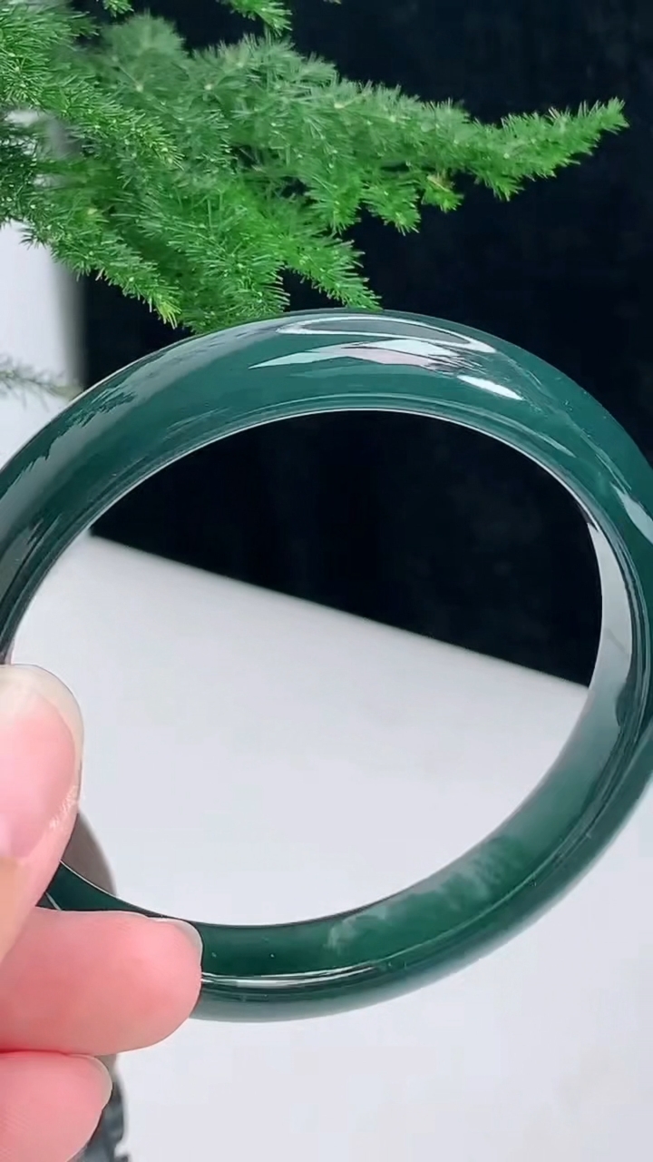 圈口60-61翡翠a货蓝水宽边手镯尺寸60.3-10.5-7.2 重量:46.67g7月3日