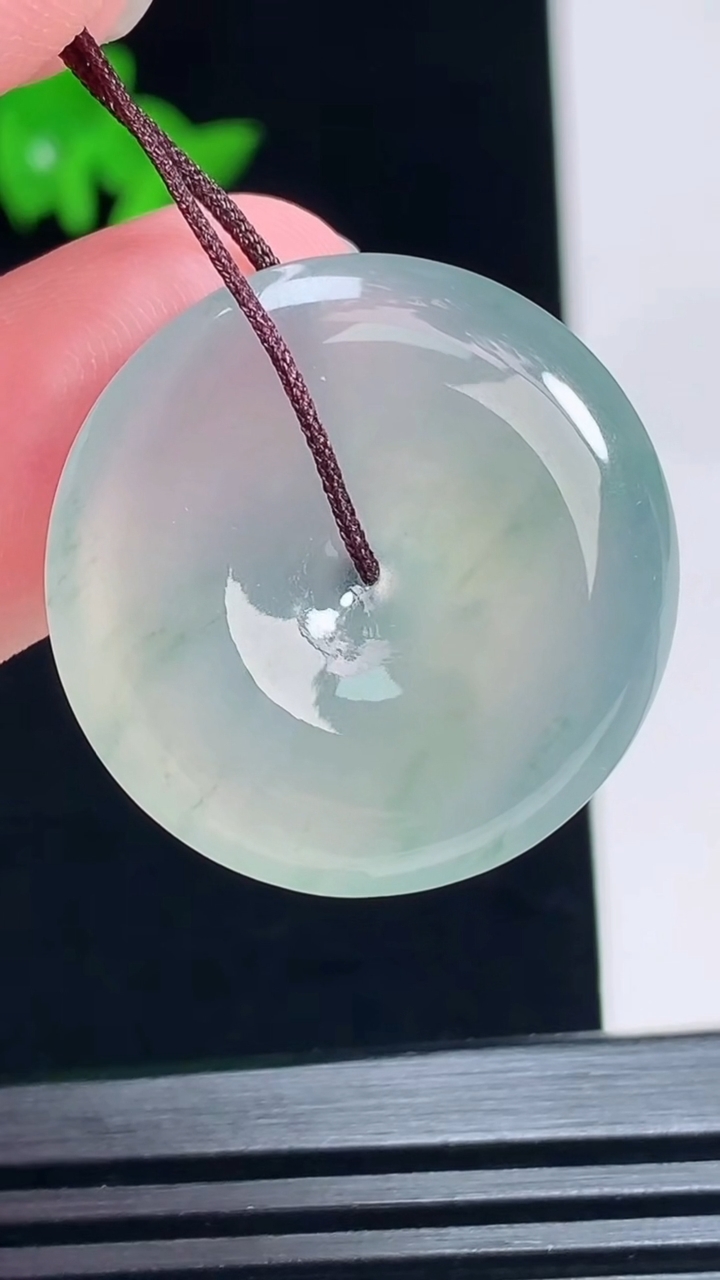 天然A货翡翠冰种飘花平安扣吊坠，尺寸26.6-5 重量:7.70g
7月3日