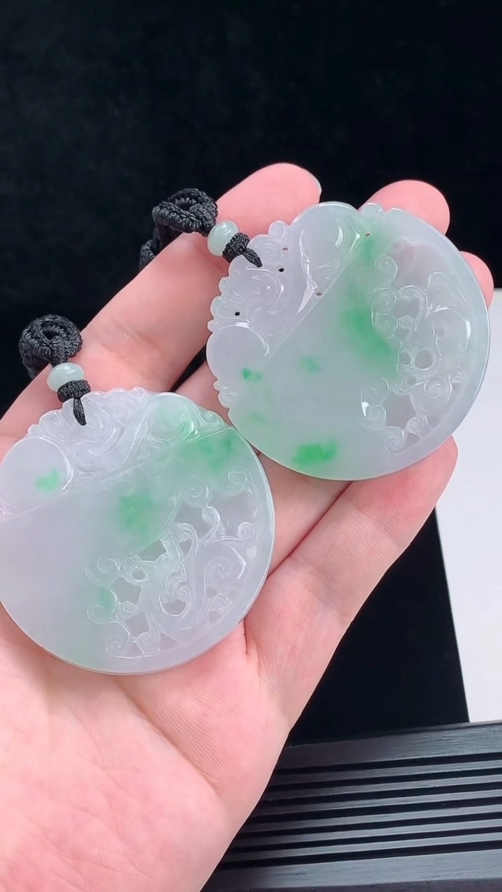 天然A货翡翠龙凤牌吊坠一对，尺寸50.6-51-5.5 重量:77.34g
7月3日