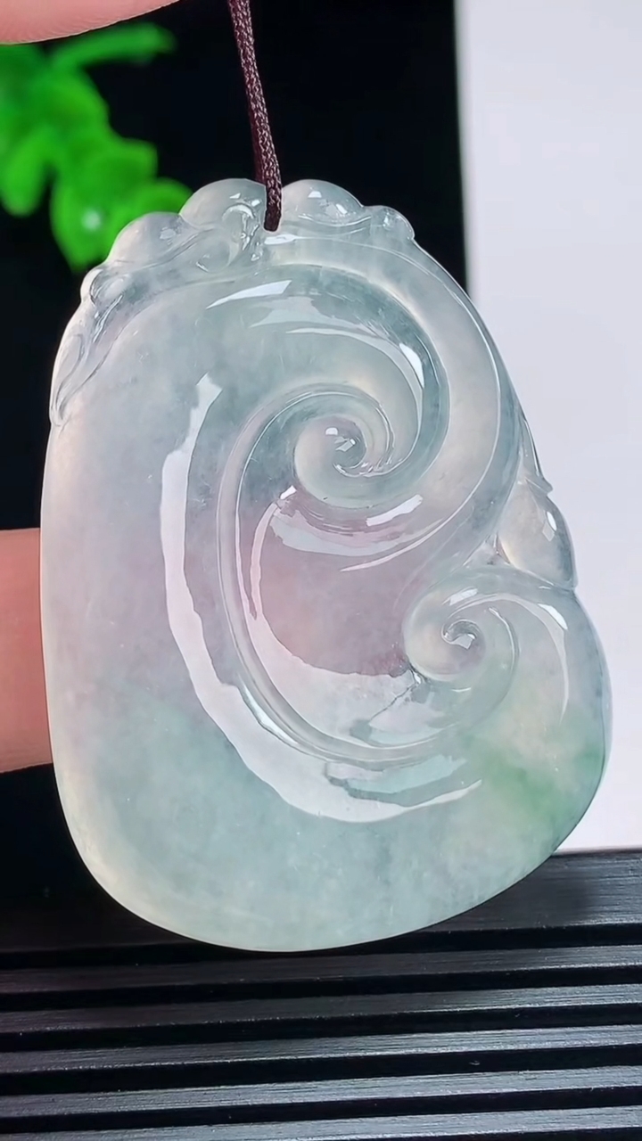 天然A货翡翠冰种飘花如意吊坠，尺寸49.5-37-5.2 重量:19.04g
7月3日