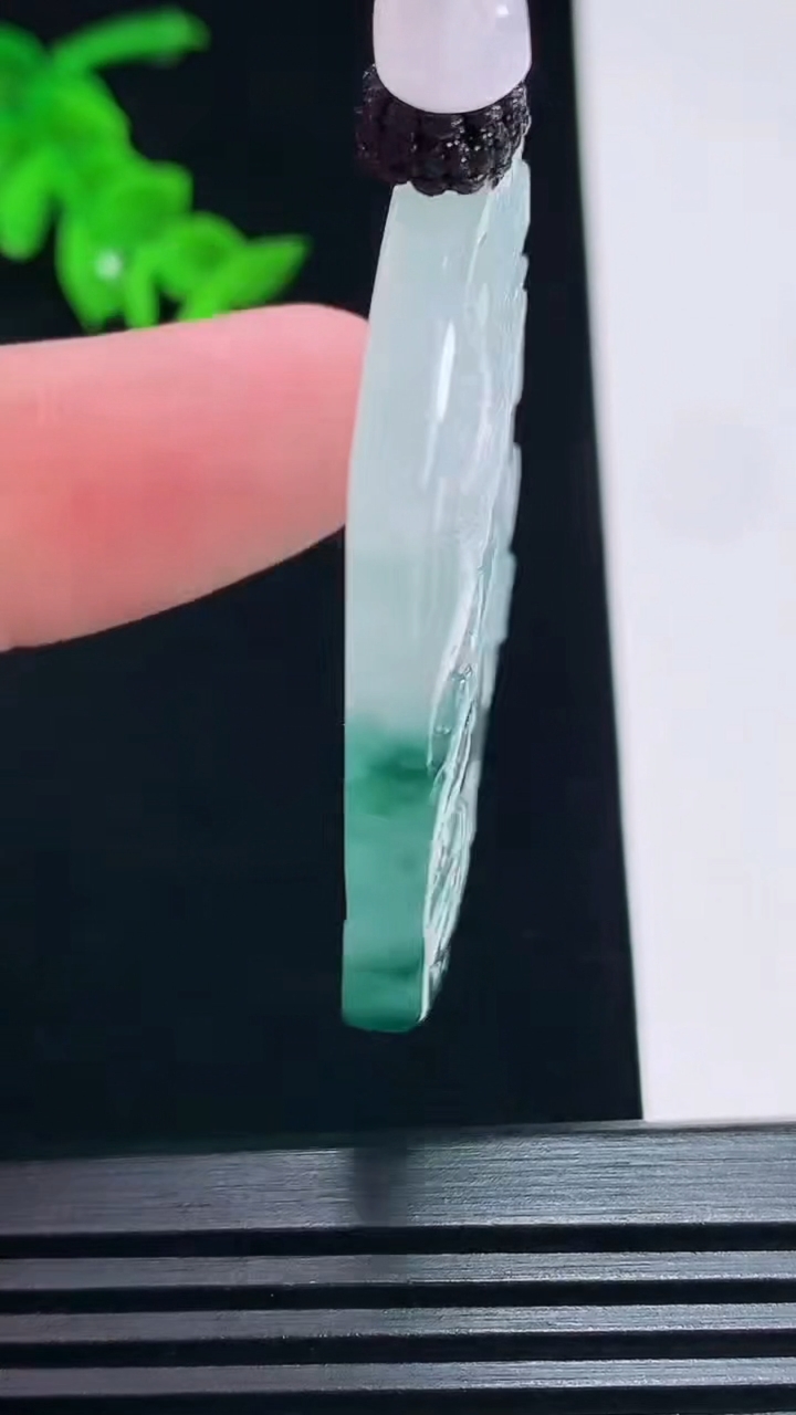 天然A货翡翠种飘花山水牌吊坠，尺寸50.5-37.6-5 重量:30.11g
7月3日