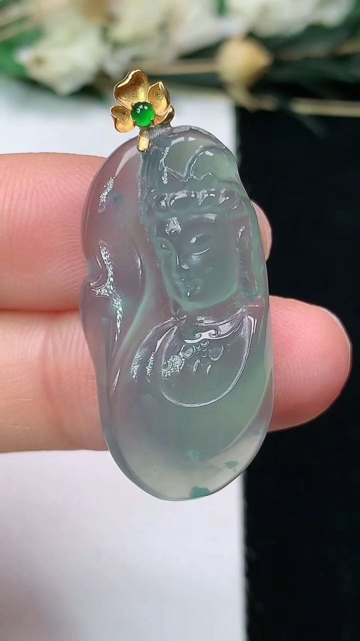 天然A货翡翠蓝水观音头吊坠，尺寸30-14.9-4.6，重量:4.21g
7月3日