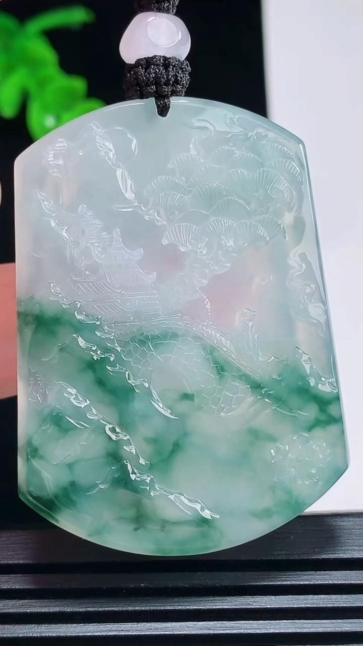 天然A货翡翠种飘花山水牌吊坠，尺寸50.5-37.6-5 重量:30.11g
7月3日
